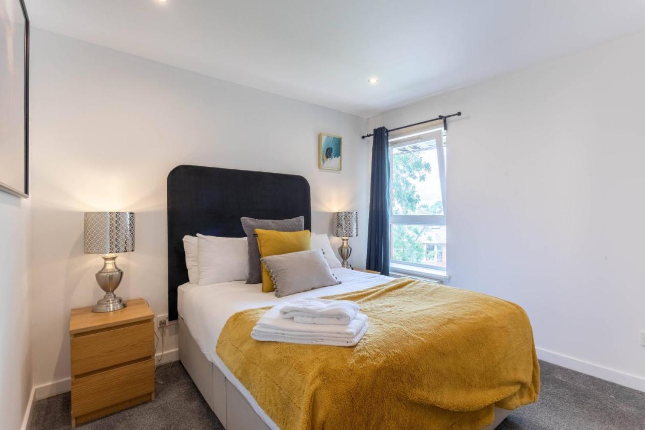 Apartment Modern 2 Bed Broompark/central Apt. With Parking