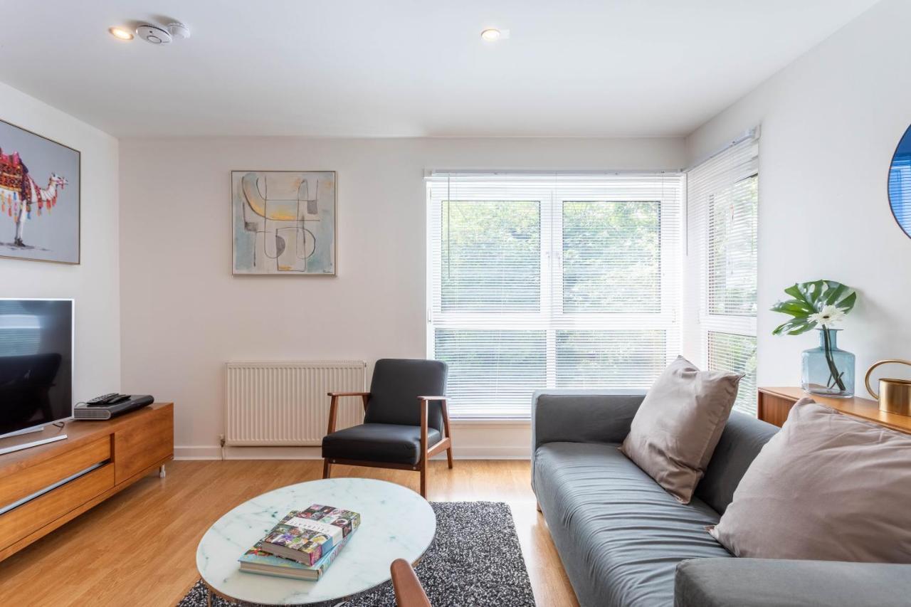 Apartment Modern 2 Bed Broompark/central Apt. With Parking *