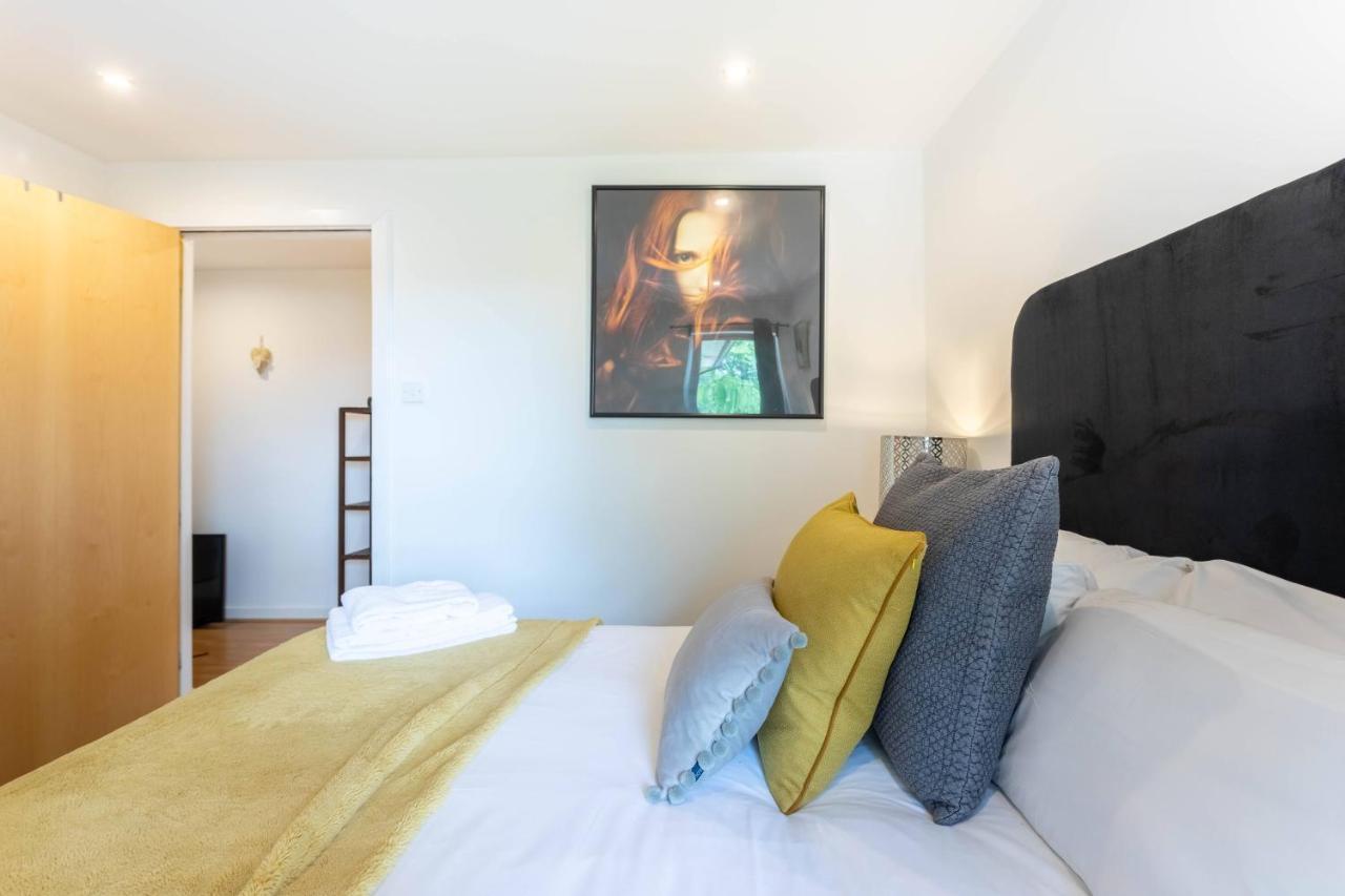 Modern 2 Bed Broompark/central Apt. With Parking * Glasgow
