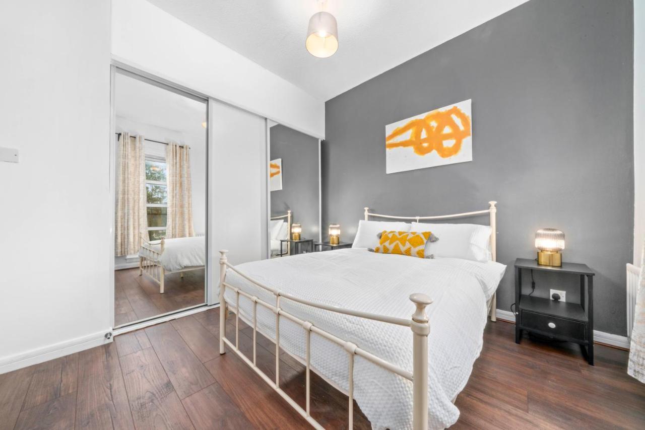 Apartment Modern With Free Parking Near Town & Green