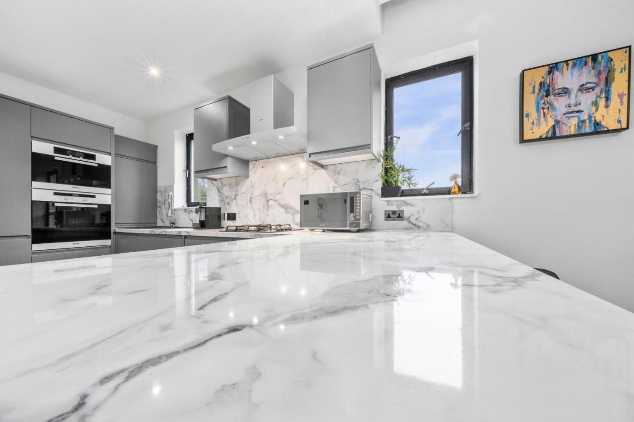 Modern With Free Parking Near Town & Green Apartment