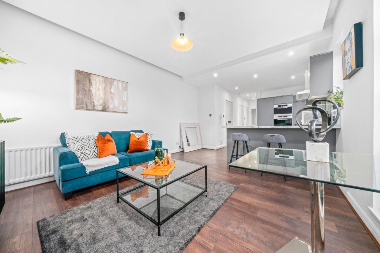 Modern With Free Parking Near Town & Green Apartment