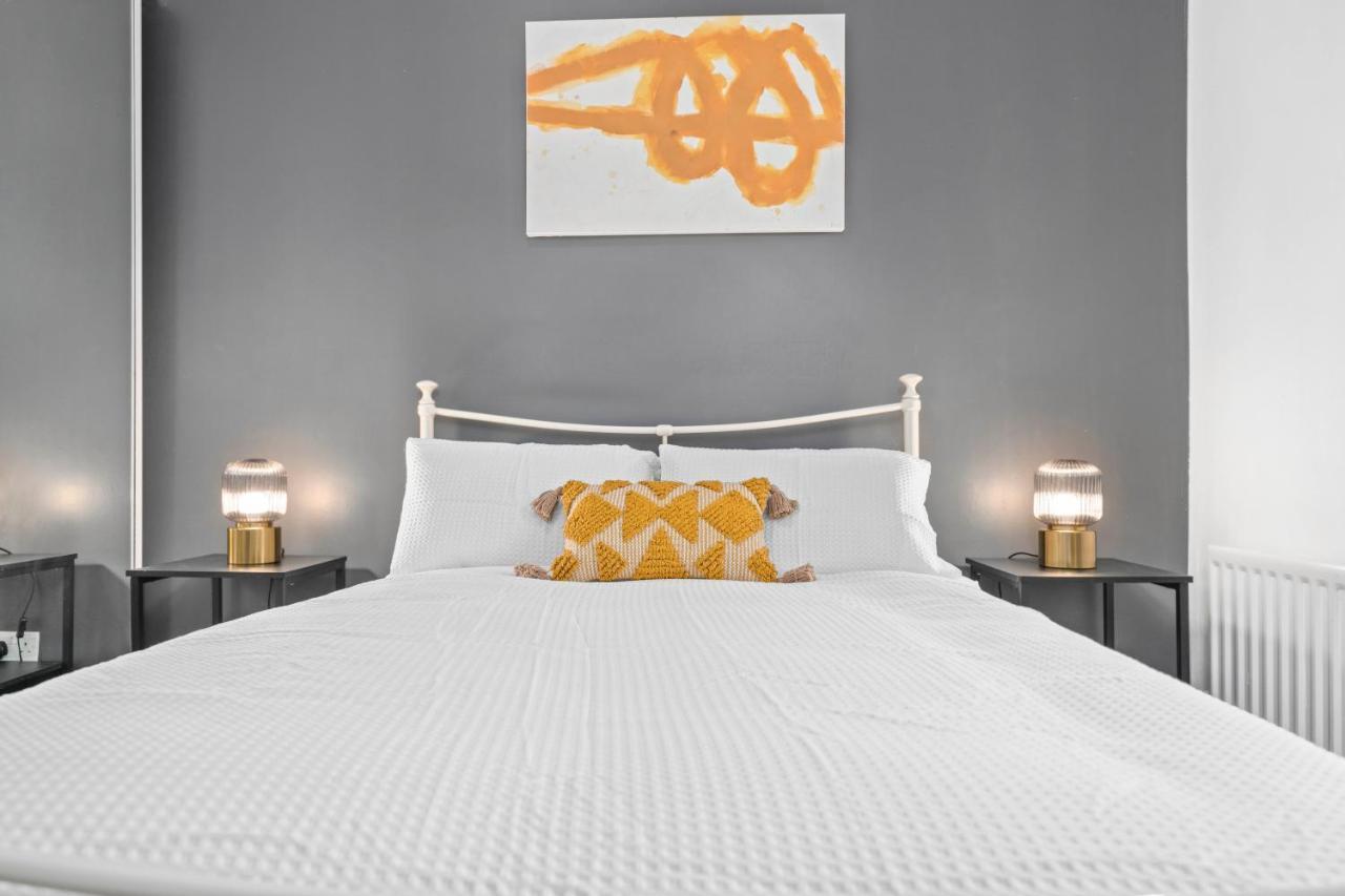 Modern With Free Parking Near Town & Green *
