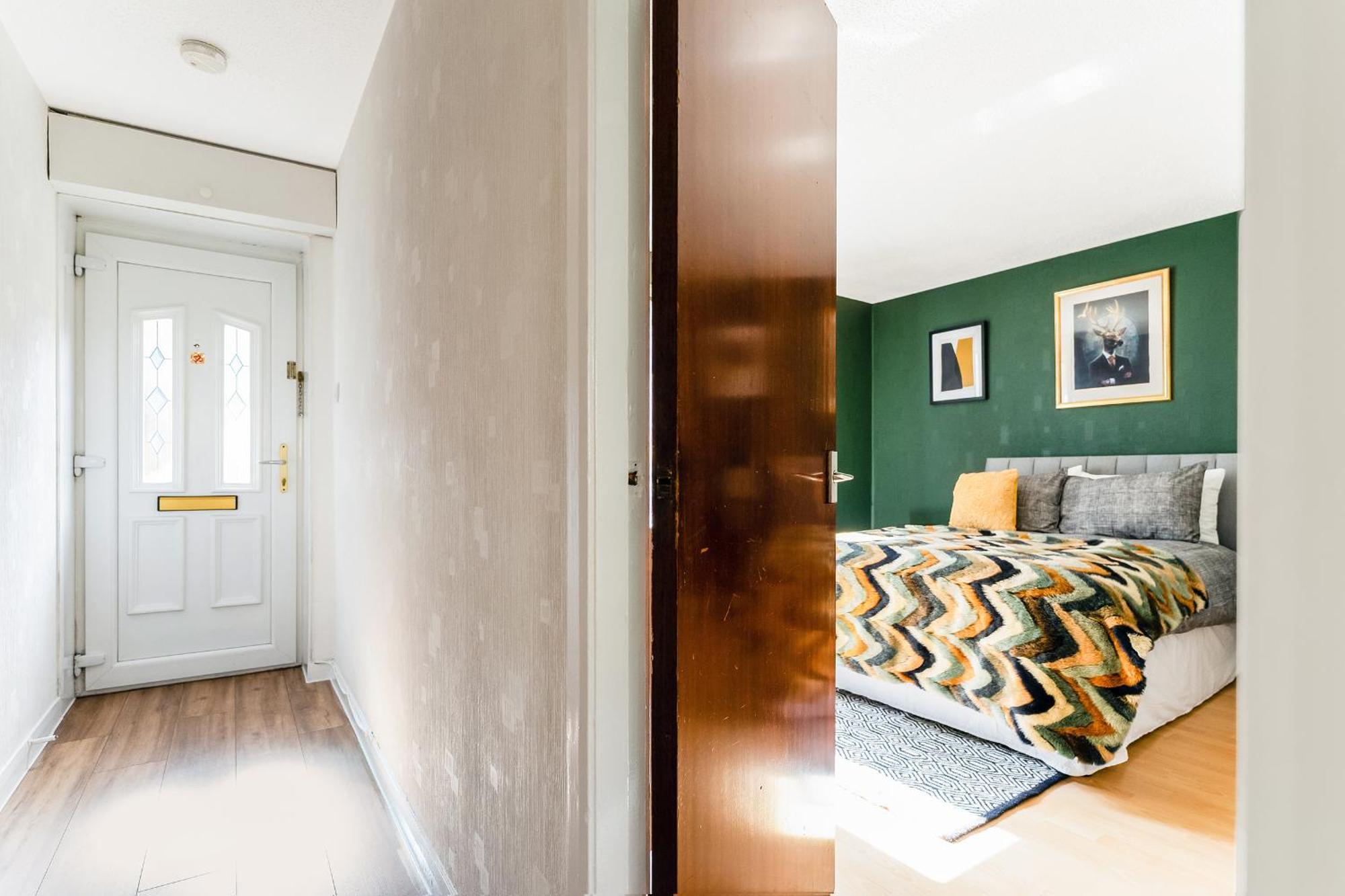 Spacious 2-bedroom Main Door With Private Parking Apartment Glasgow
