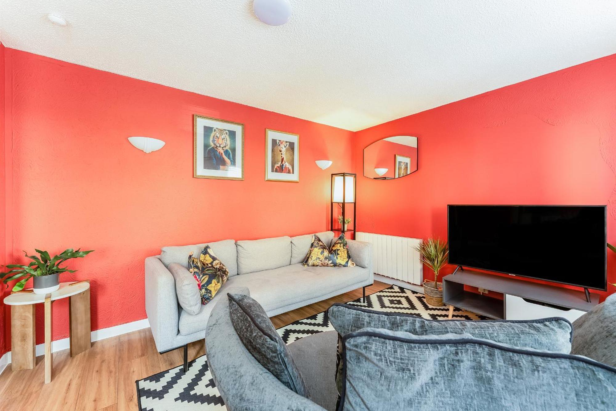Spacious 2-bedroom Main Door With Private Parking Glasgow