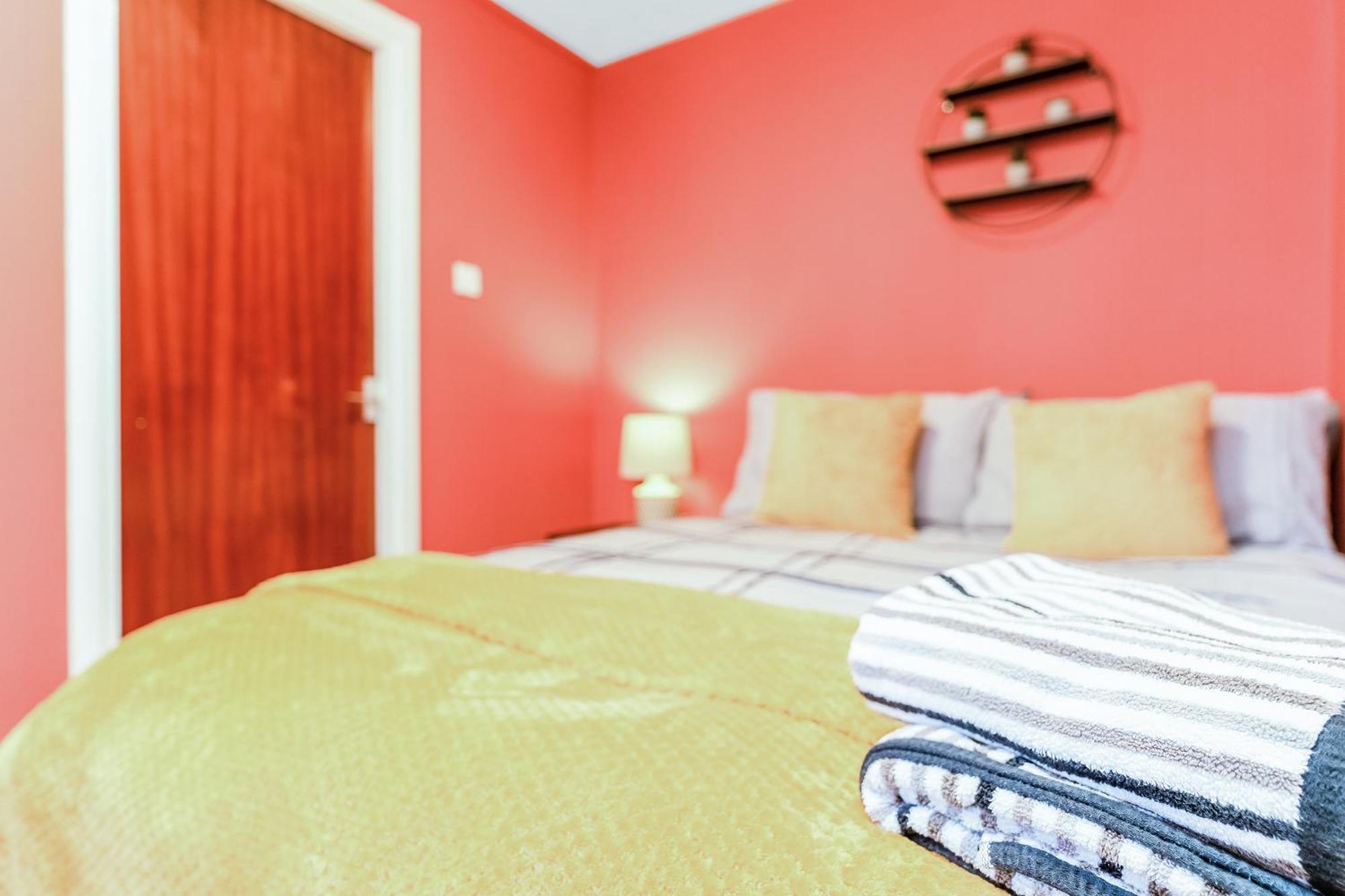 Spacious 2-bedroom Main Door With Private Parking