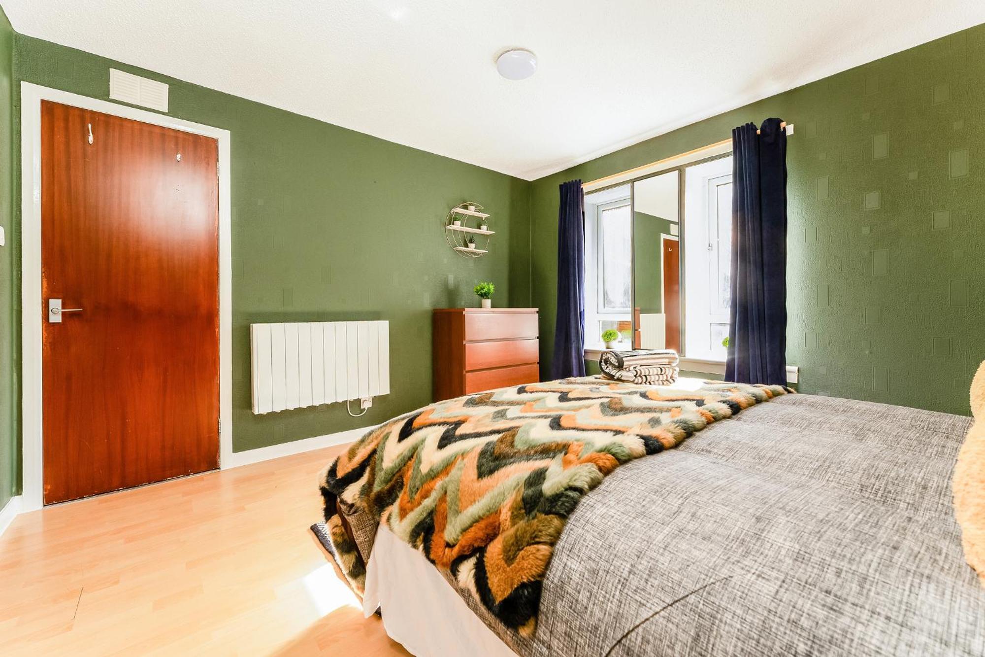 Apartment Spacious 2-bedroom Main Door With Private Parking *