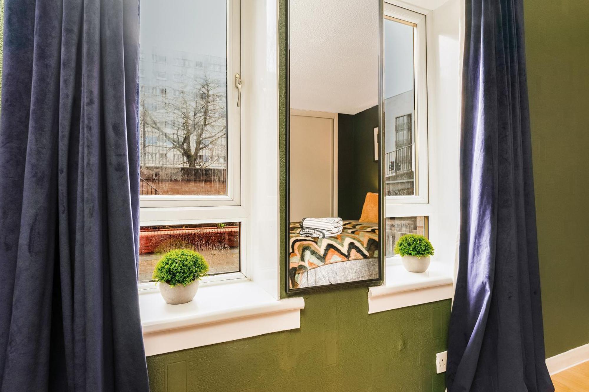 Apartment Spacious 2-bedroom Main Door With Private Parking