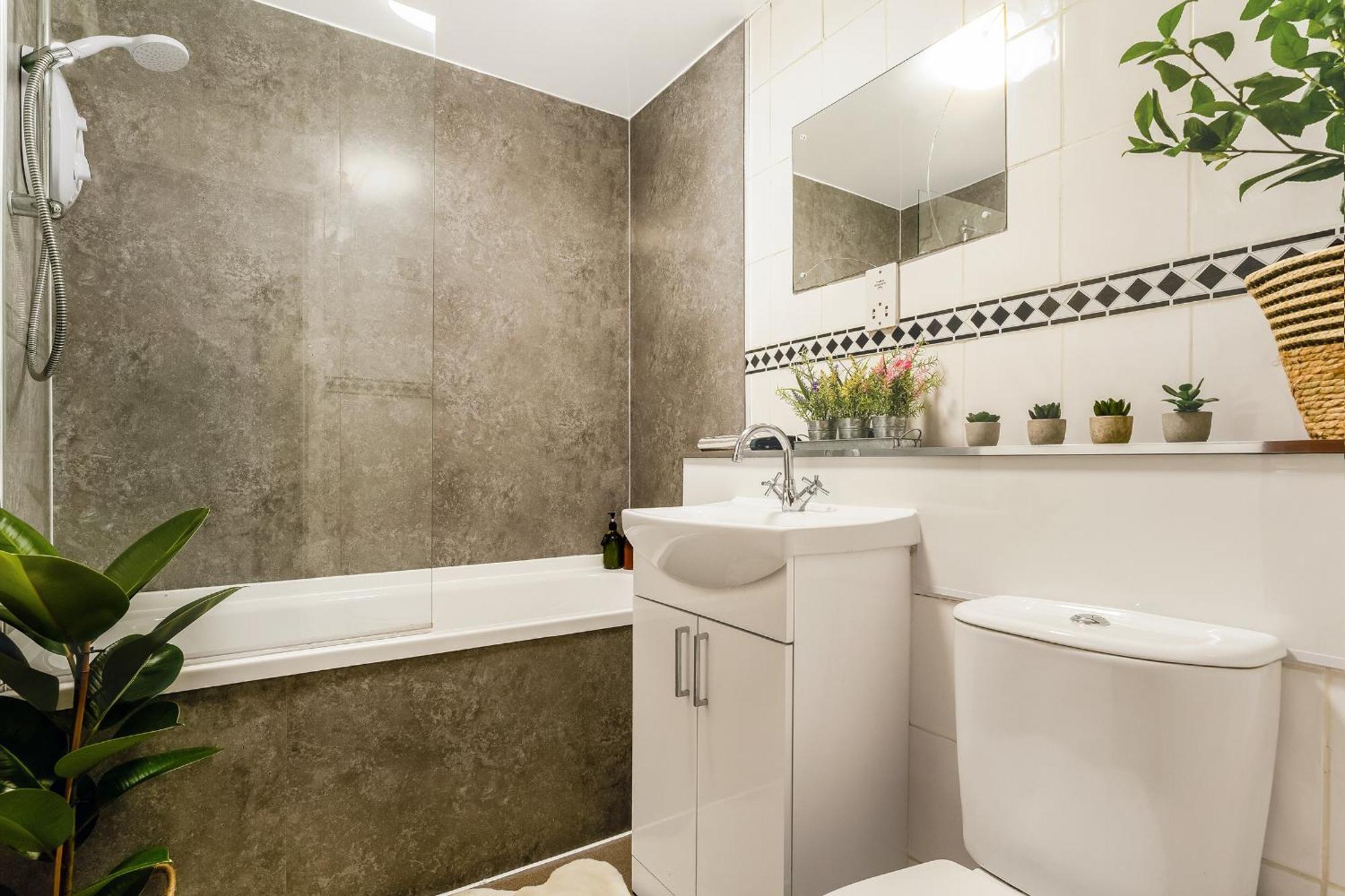 Spacious 2-bedroom Main Door With Private Parking Glasgow