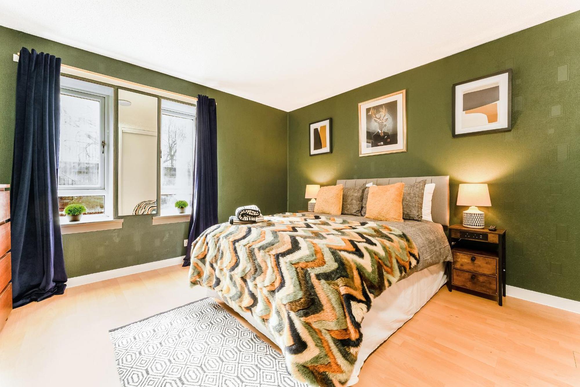 Spacious 2-bedroom Main Door With Private Parking Glasgow