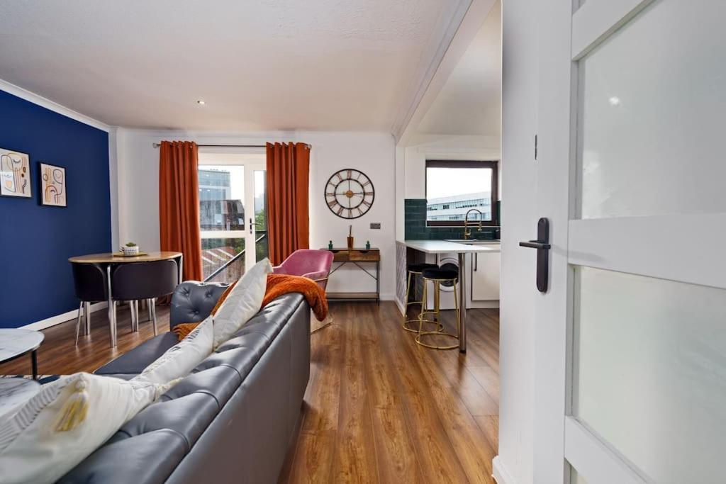 New Slick Finnieston Pad W/ Free Parking Apartment *
