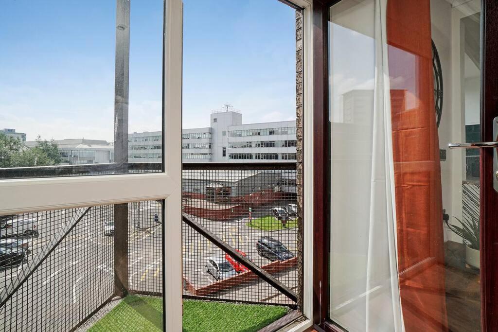 New Slick Finnieston Pad W/ Free Parking Apartment