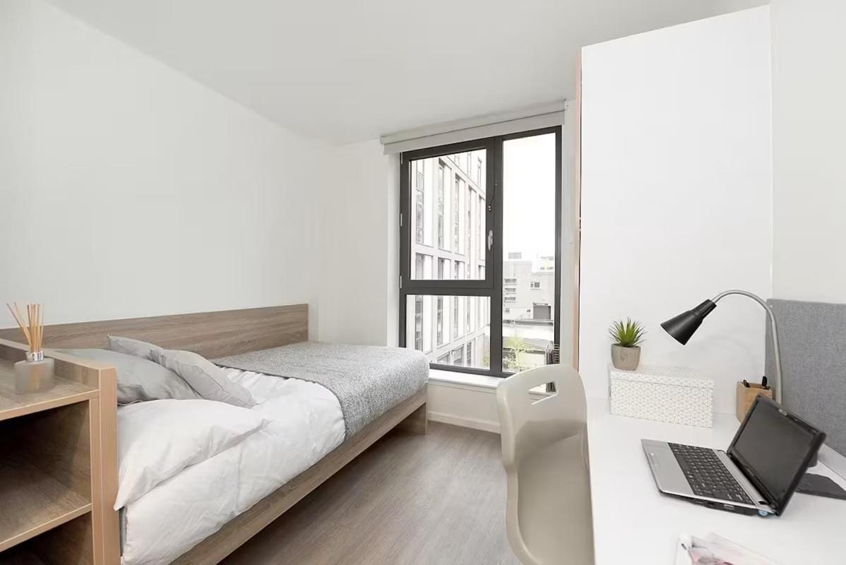 Apartment Modern And Bright Ensuite At St Mungo's In