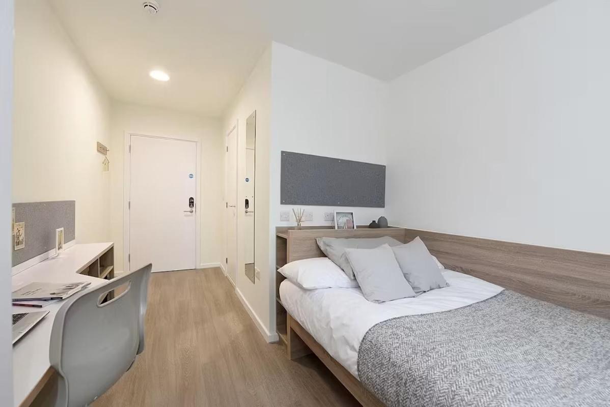 Apartment Modern And Bright Ensuite At St Mungo's In Glasgow