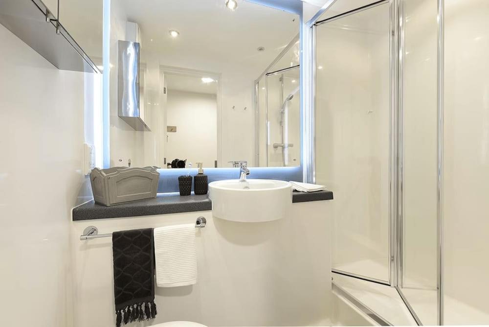 Modern And Bright Ensuite At St Mungo's In Apartment