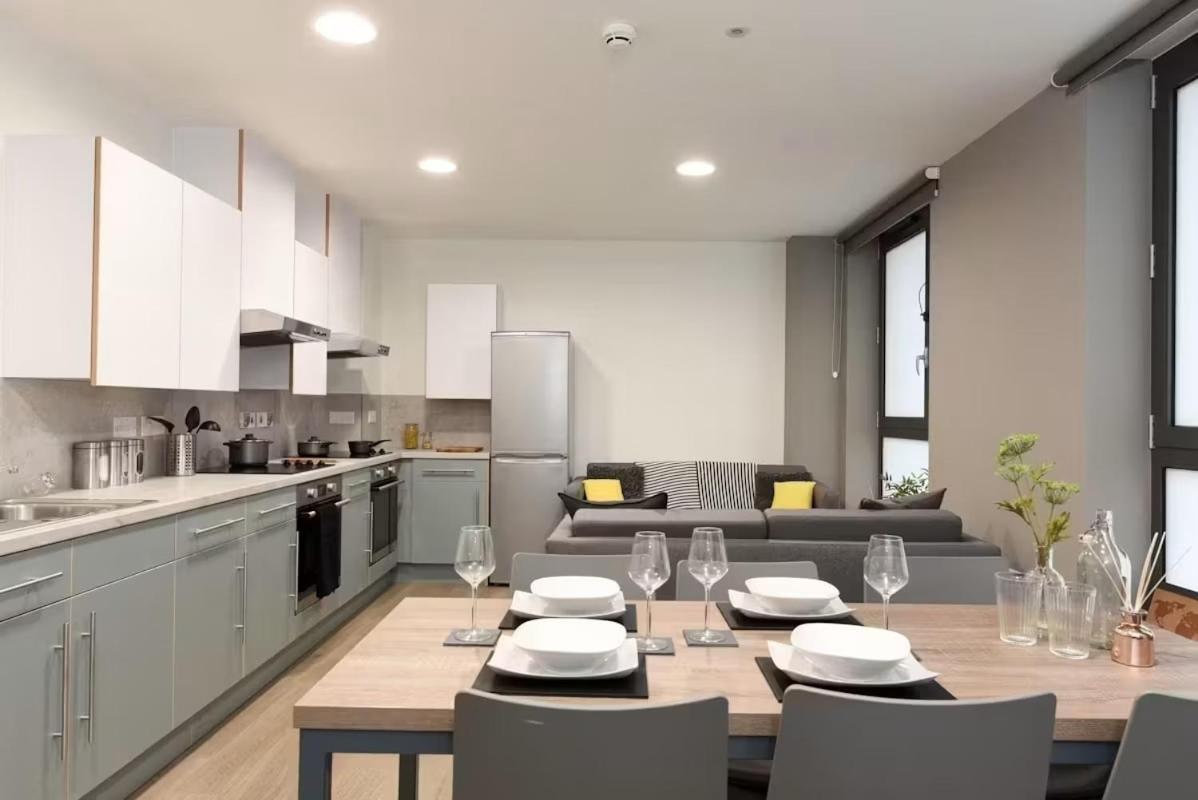 Modern And Bright Ensuite At St Mungo's In Apartment