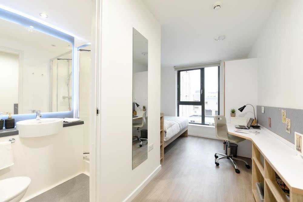 Apartment Modern And Bright Ensuite At St Mungo's In *