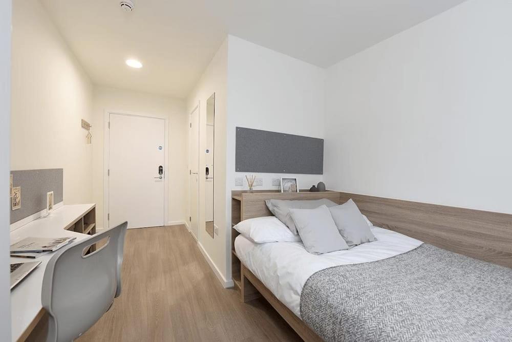 Apartment Modern And Bright Ensuite At St Mungo's In Glasgow