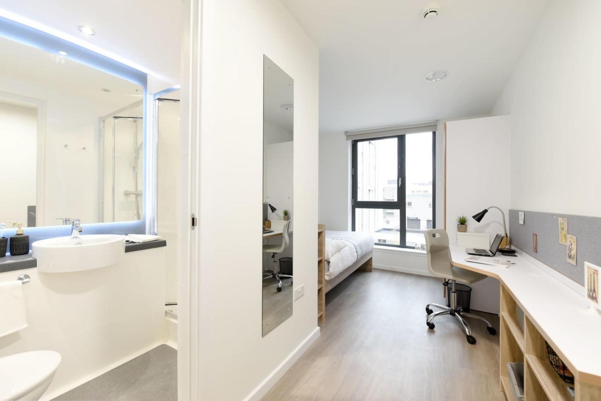 Modern And Bright Ensuite At St Mungo's In Apartment