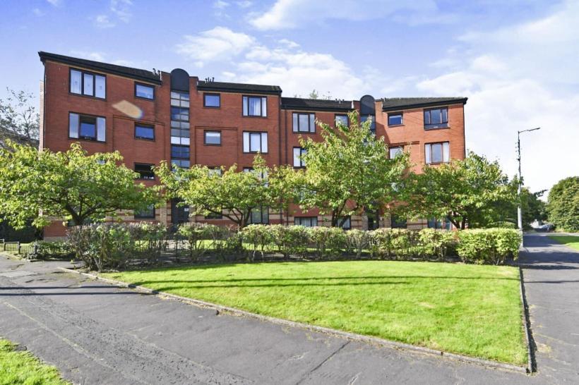 Beautiful & Spacious 2-bed Flat In Centre With Free Parking Apartment