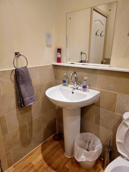 Apartment 2 Bedroom Modern Stylish In Centre *