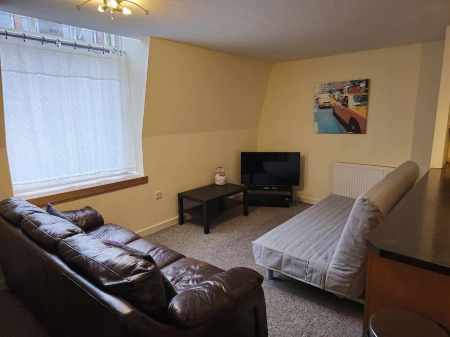 2 Bedroom Modern Stylish In Centre