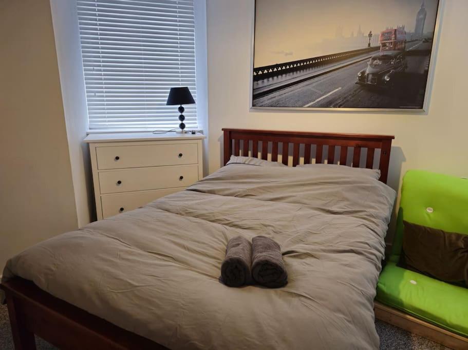 2 Bedroom Modern Stylish In Centre Glasgow
