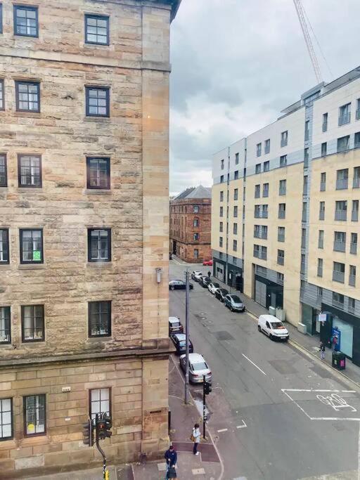 2 Bedroom Modern Stylish In Centre Glasgow