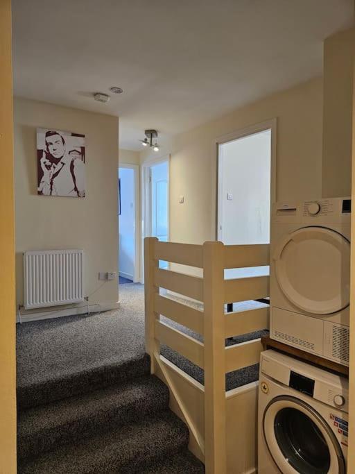 2 Bedroom Modern Stylish In Centre