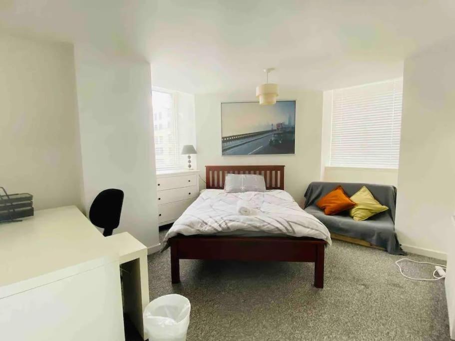 2 Bedroom Modern Stylish In Centre Glasgow