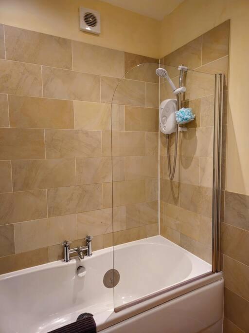 Apartment 2 Bedroom Modern Stylish In Centre Glasgow