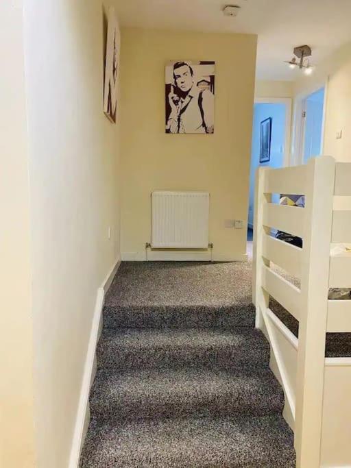 2 Bedroom Modern Stylish In Centre Glasgow