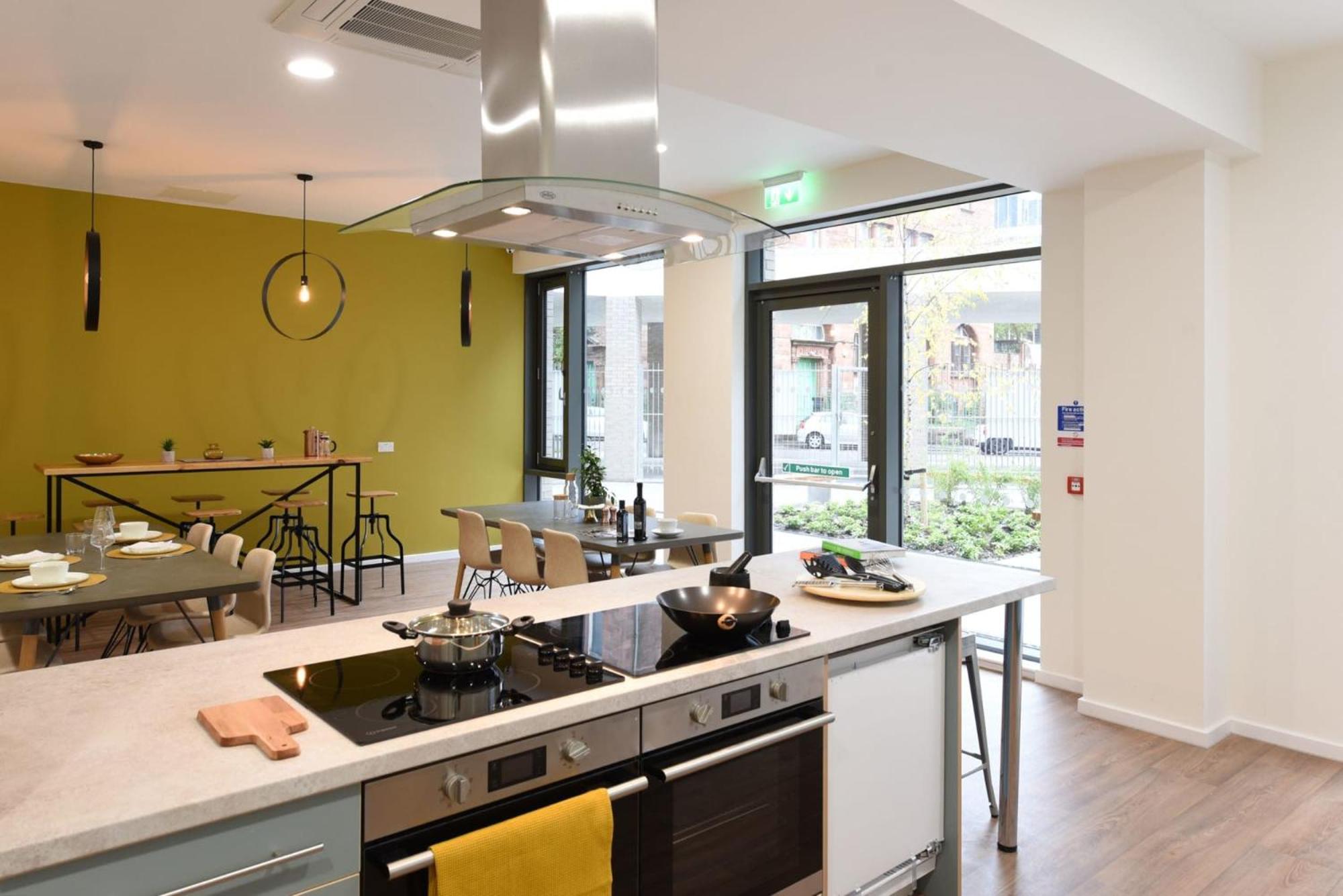 Modern And Bright Ensuite At St Mungo's In Apartment *