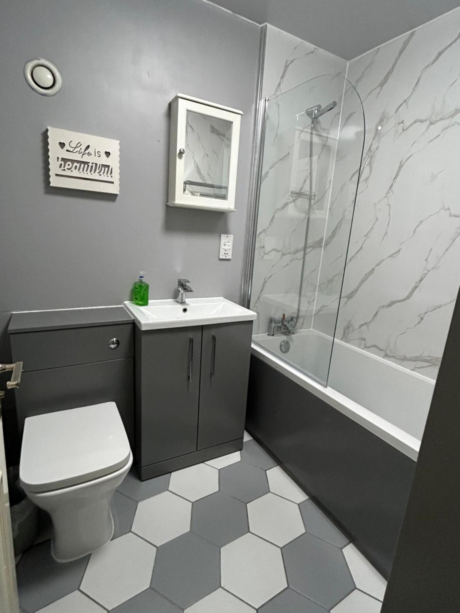 2 Bedroom Near Sec, Hydro & Centre Apartment