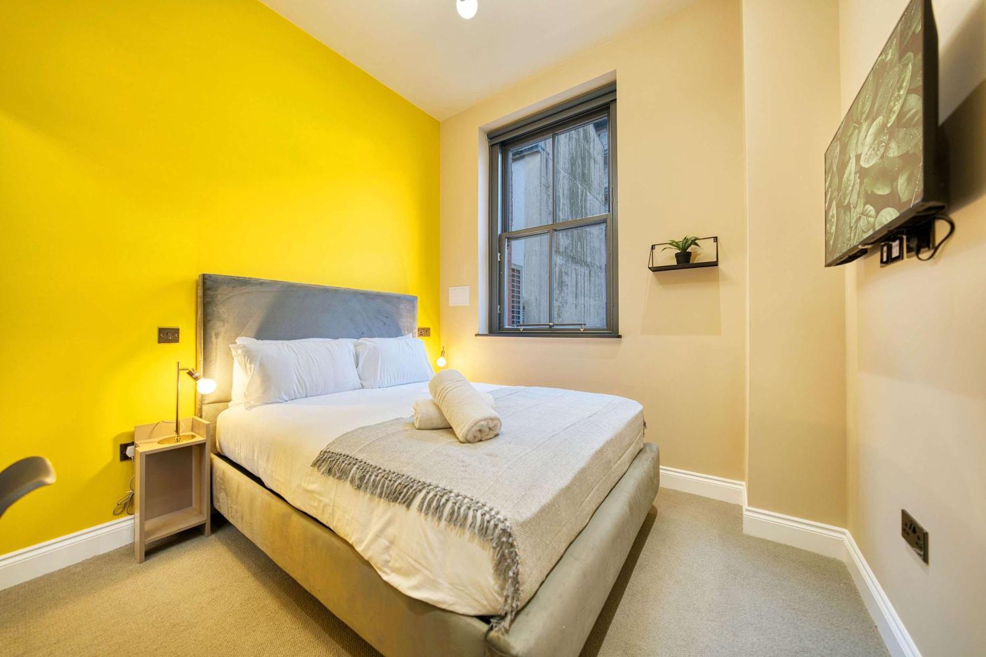 Stunning Station 2 Bed B4 Apartment *