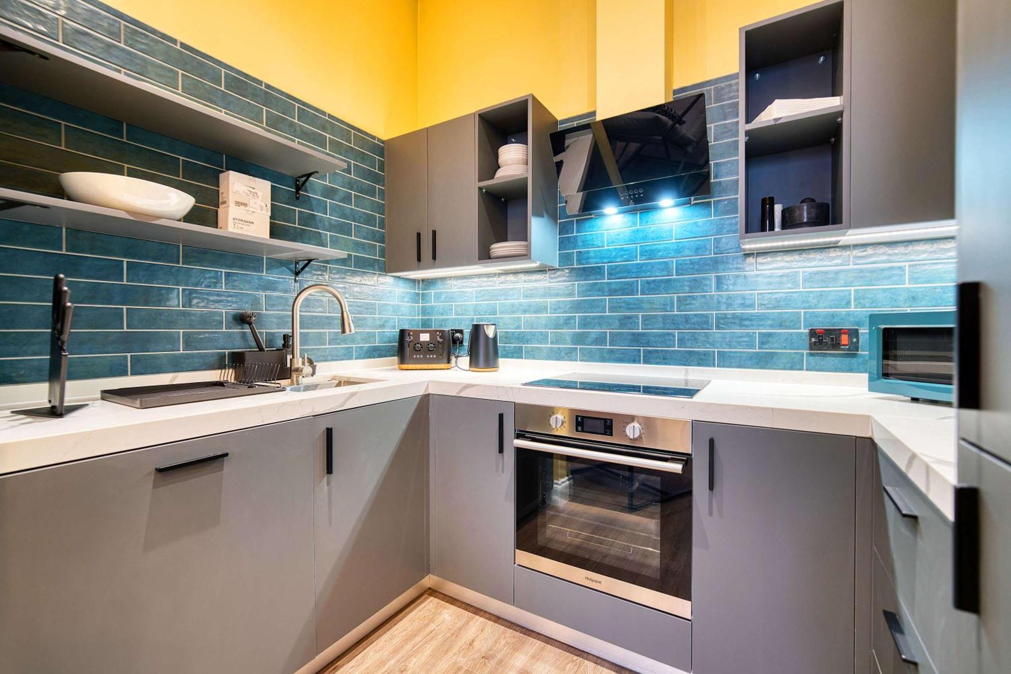 Stunning Station 2 Bed B4 *
