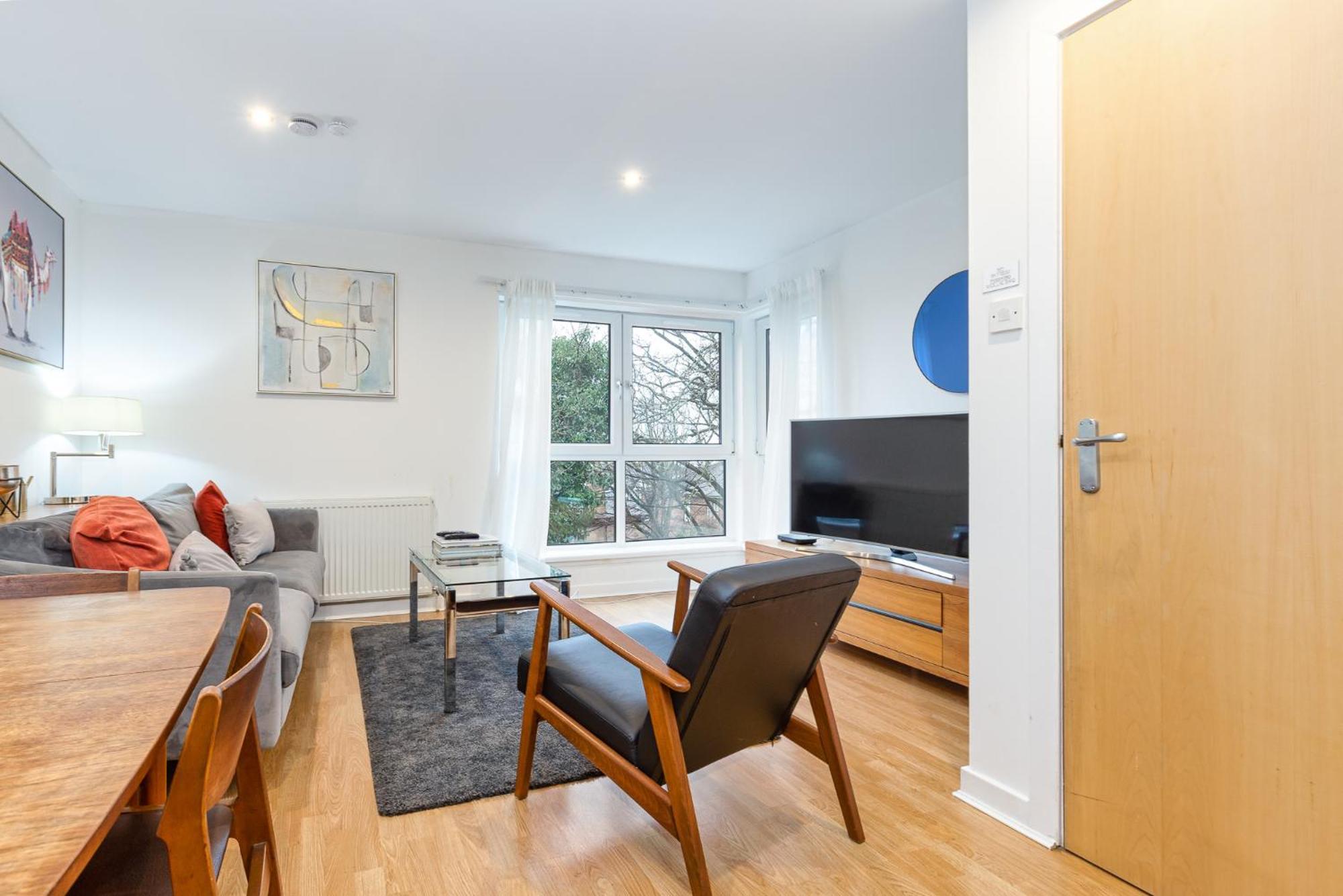 Modern 2 Bed Broompark/central Apt. With Parking Apartment