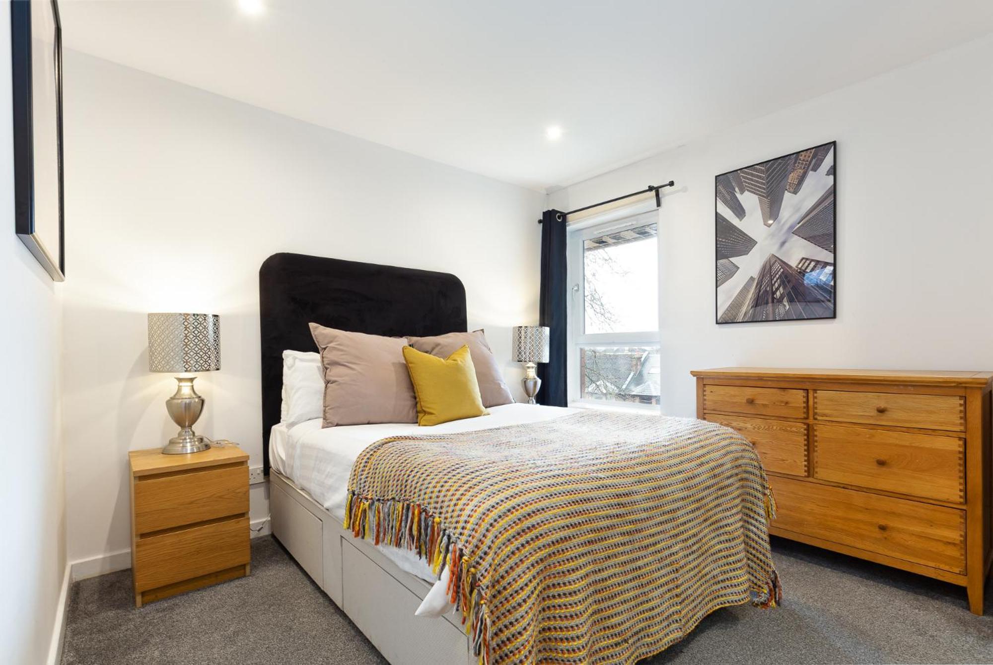 Modern 2 Bed Broompark/central Apt. With Parking Apartment *