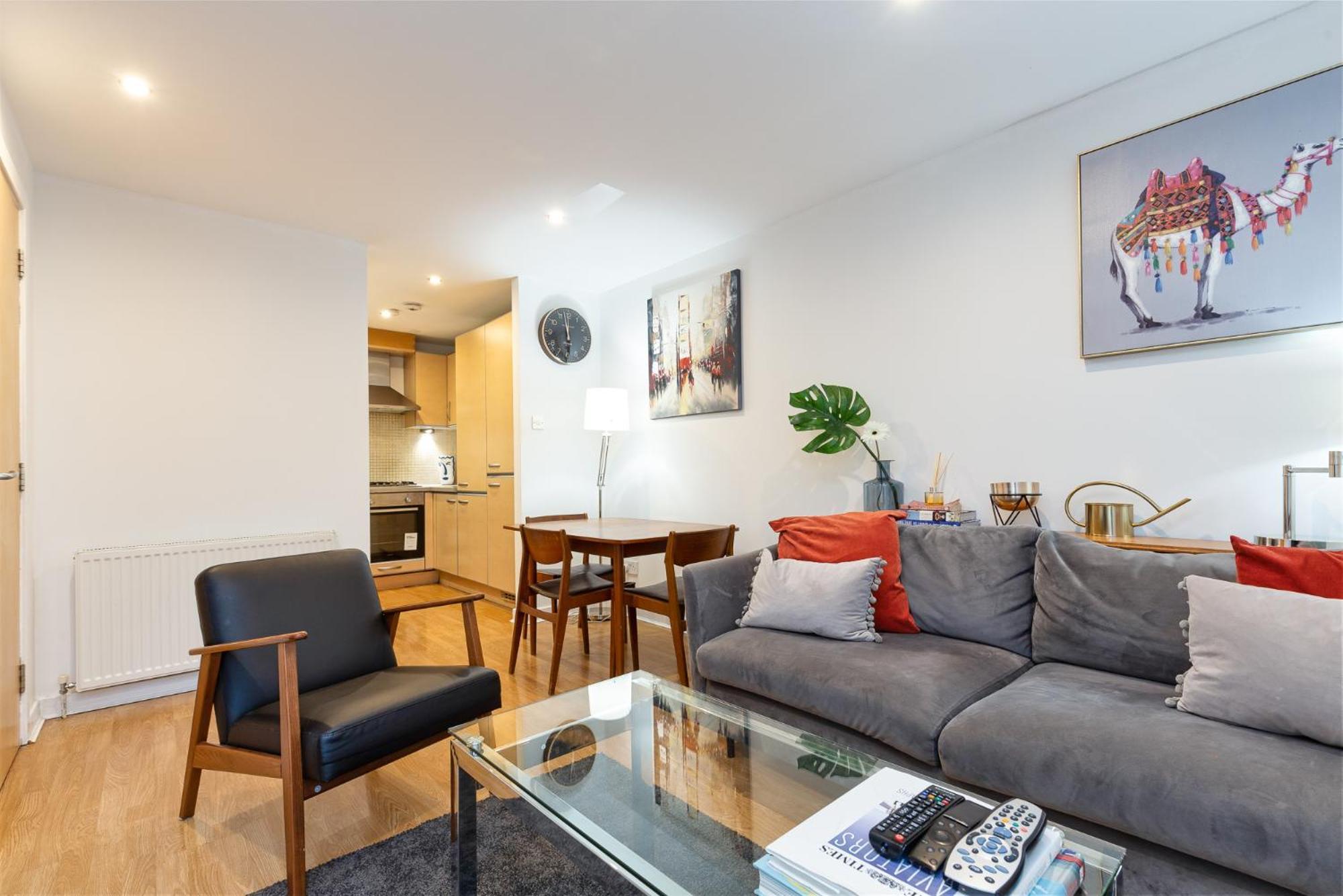Apartment Modern 2 Bed Broompark/central Apt. With Parking *