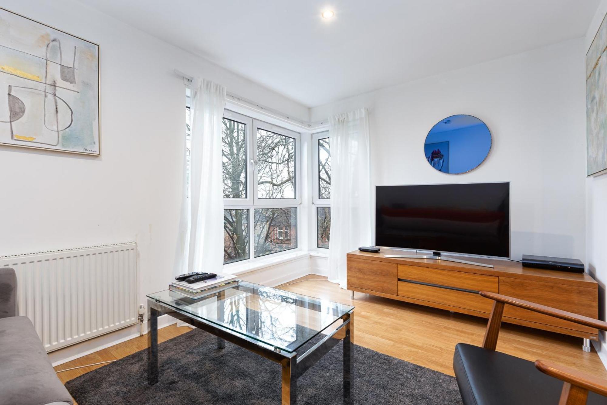 Modern 2 Bed Broompark/central Apt. With Parking Apartment