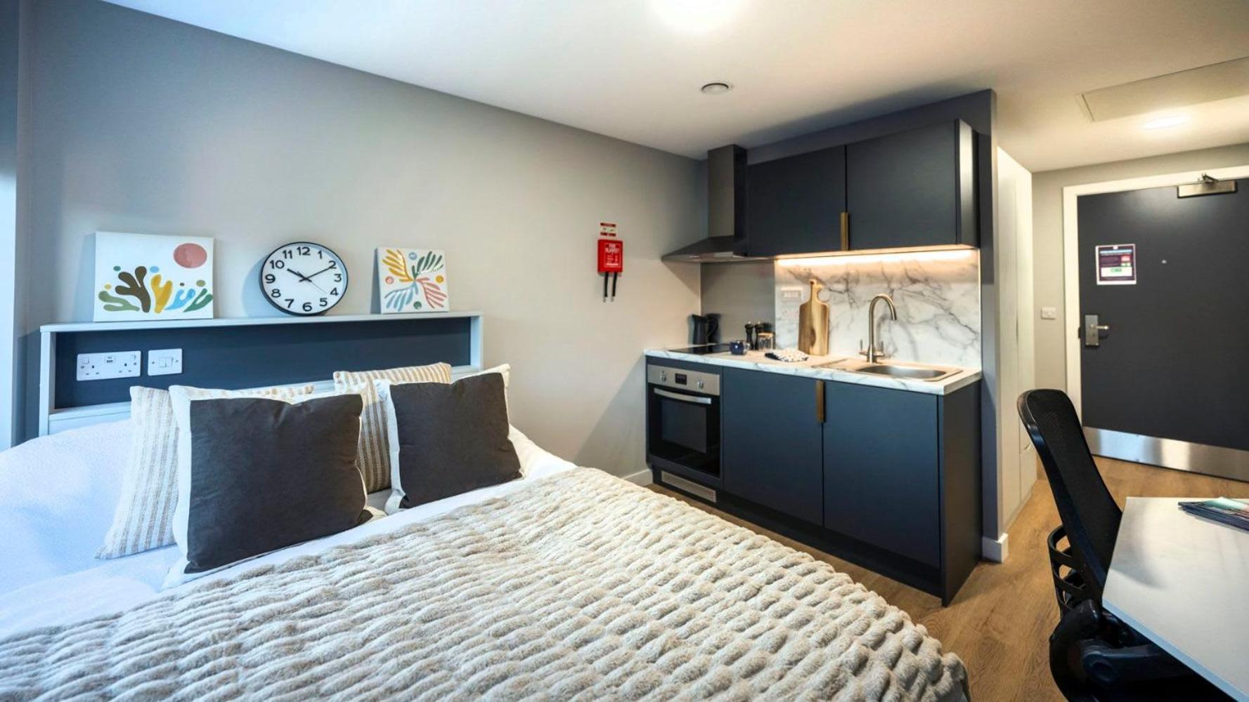For Students Only Secure & Stylish In At Clyde Court Apartment